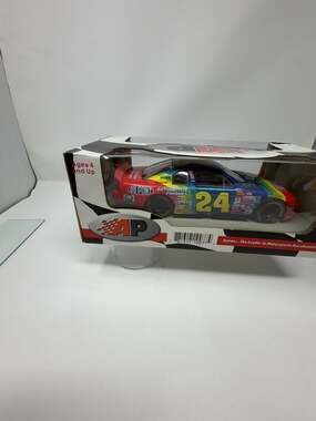 Action Performance 1999 Jeff Gordon #24 DuPont NASCAR 1:24 Scale Diecast Stock C
